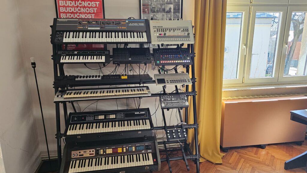 Studijska oprema i klavijature tijekom nastanka pjesme Muška tuga