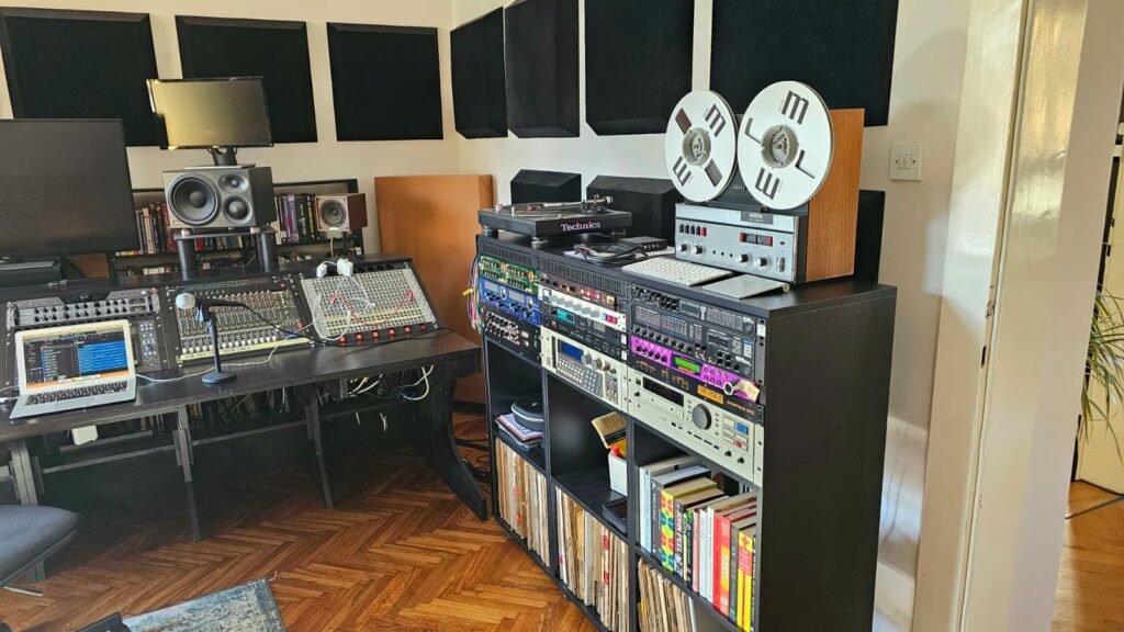 Analogna i digitalna oprema u studiju u kojem je nastala Muška tuga
